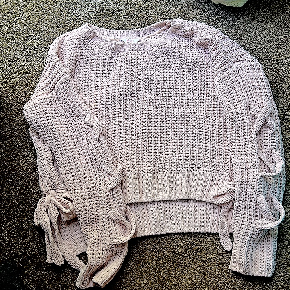 Light pink tie side sweater, size M